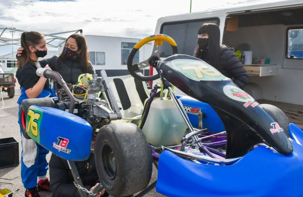Con fuerte presencia femenina, el karting volvió a rugir en el autódromo
