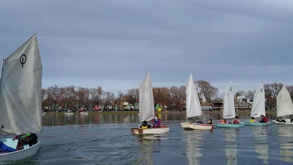 El río Negro se llenó de velas para poner el telón a las vacaciones invernales