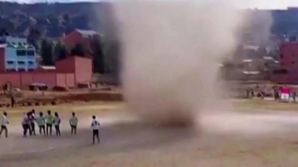 Impactante relato: un mini tornado se "comió" a un árbitro en pleno partido