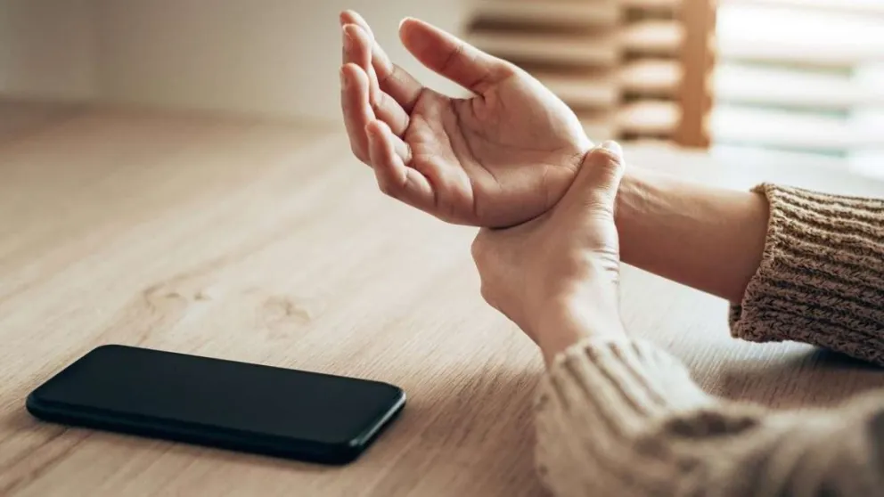 Ejercicios para relajar los músculos de la mano si usás mucho el celular o la computadora