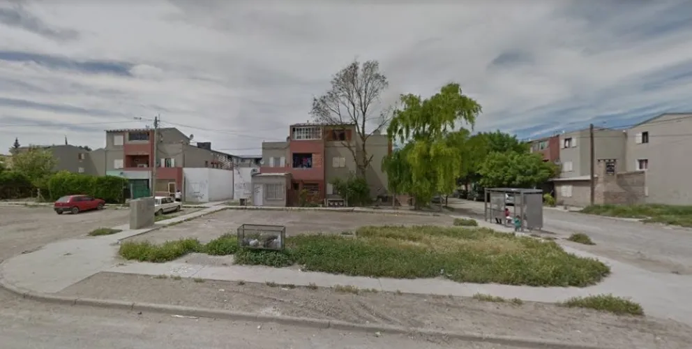 Un hombre está harto de su vecino, que se pelea con amigos y empieza a los tiros