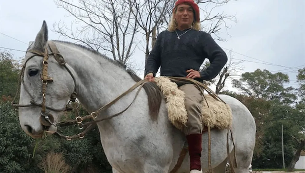 "Gaucho de día, tía de noche”, la artista trans que sorprendió en La Academia