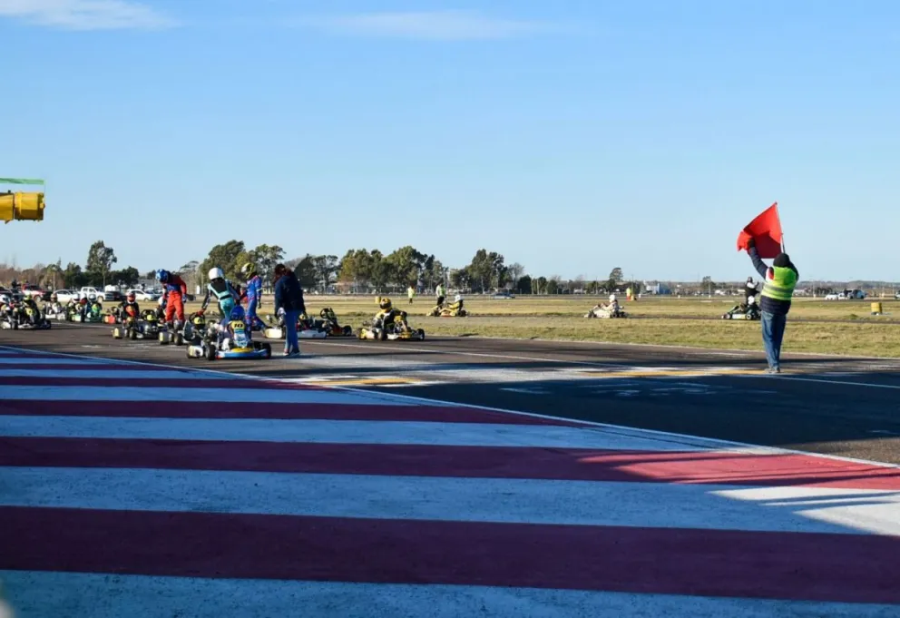 El karting se adueñó del autódromo y hubo dos vuelcos espectaculares
