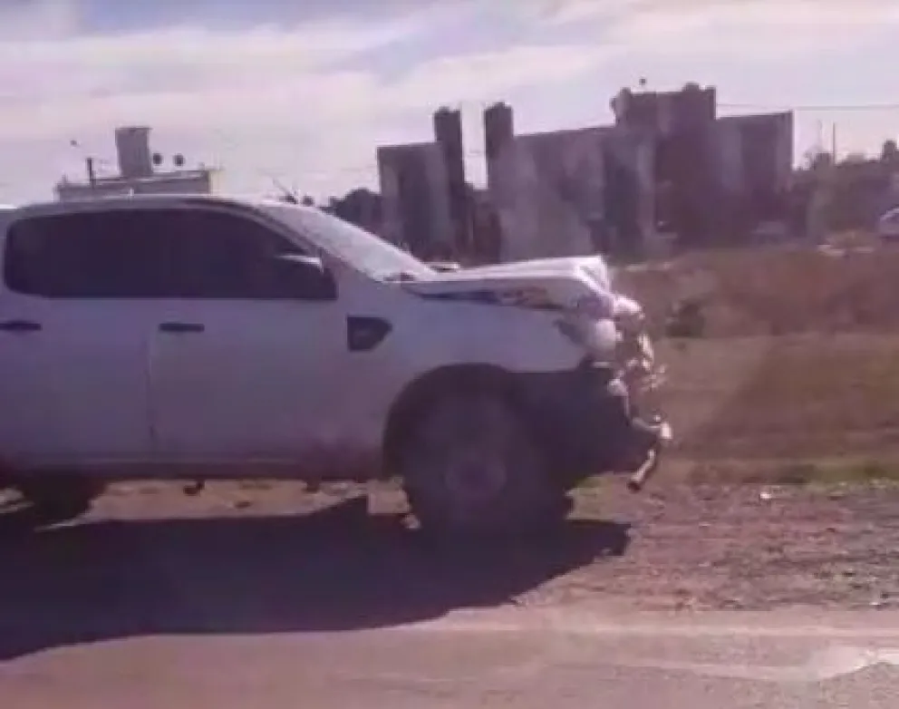 El conductor de una camioneta le rompió la cola a un auto