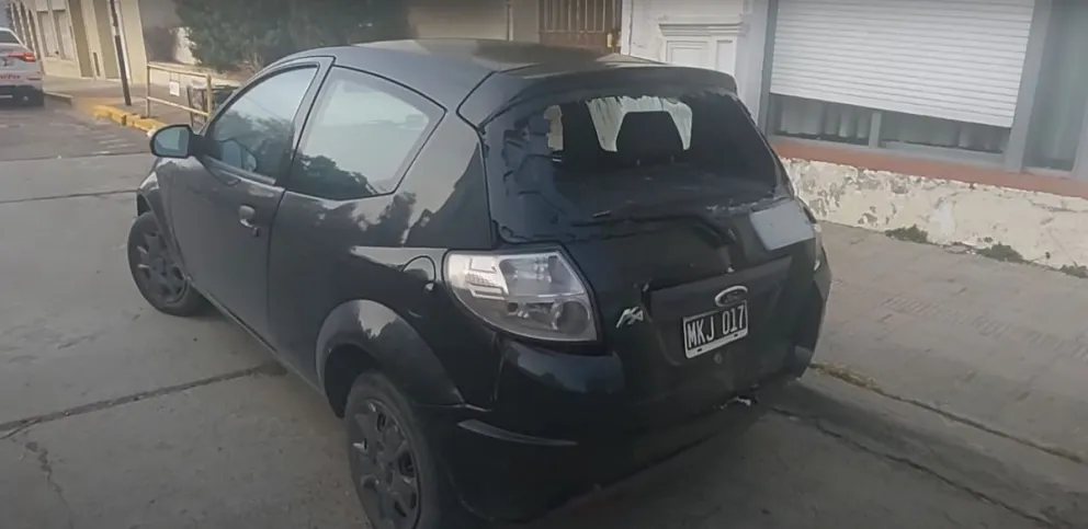 Un patrullero le hizo trizas la luneta de su auto