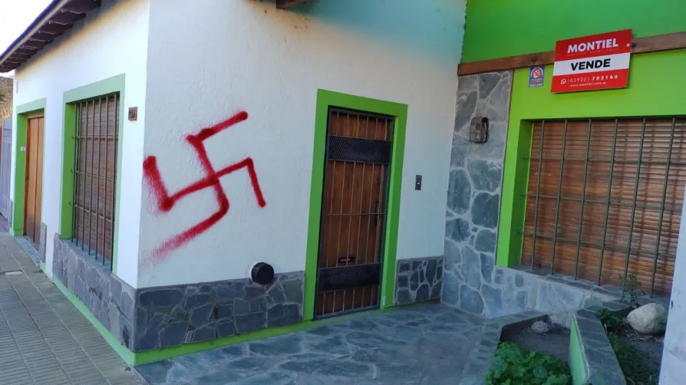 Volvieron los nazis: pintaron una esvástica en señal de provocación
