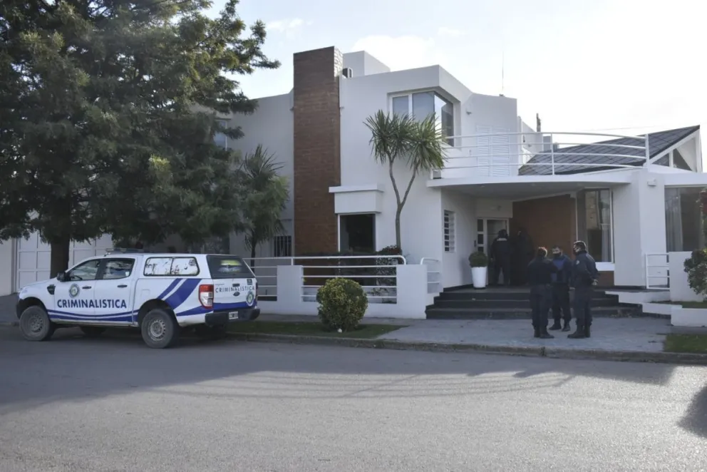 Habrían sido dos los autores del asalto a Reussi, uno de ellos vestido de negro