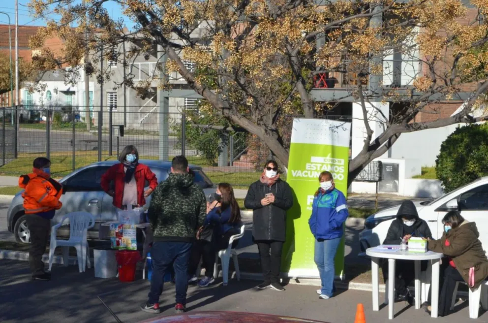 Modalidad “auto-vac” permitió que casi 200 personas se vacunen frente el río