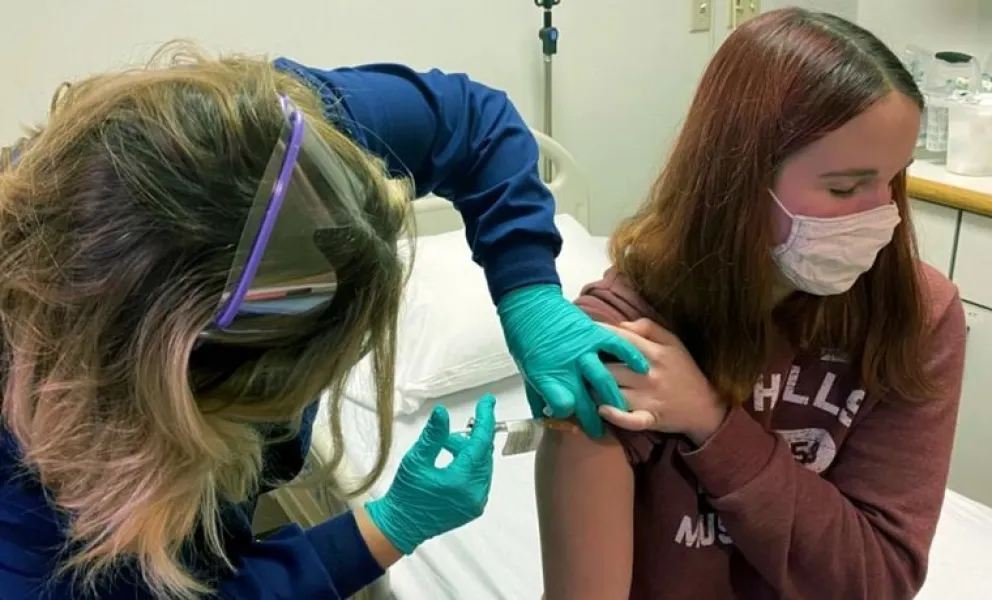 Cómo funciona la vacuna de Moderna que será aplicada a adolescentes