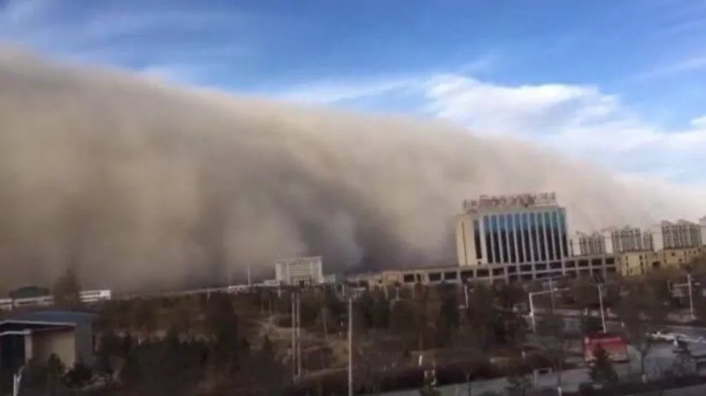 Impresionante video: una tormenta de arena paralizó a una ciudad en China