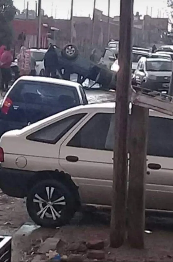 Volcó un auto por el mal estado de las calles