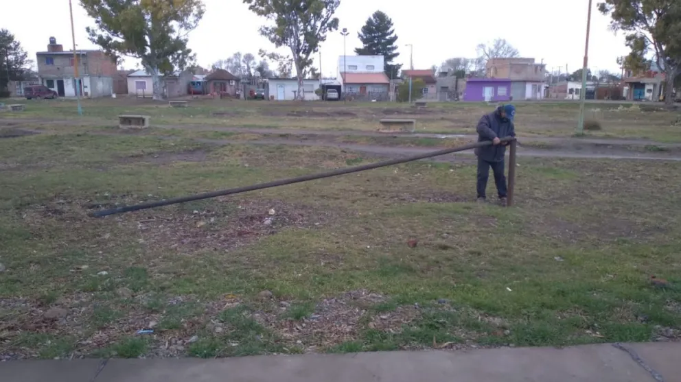 El peor de los vandalismos: se llevaron luces, y dejaron los cables pelados