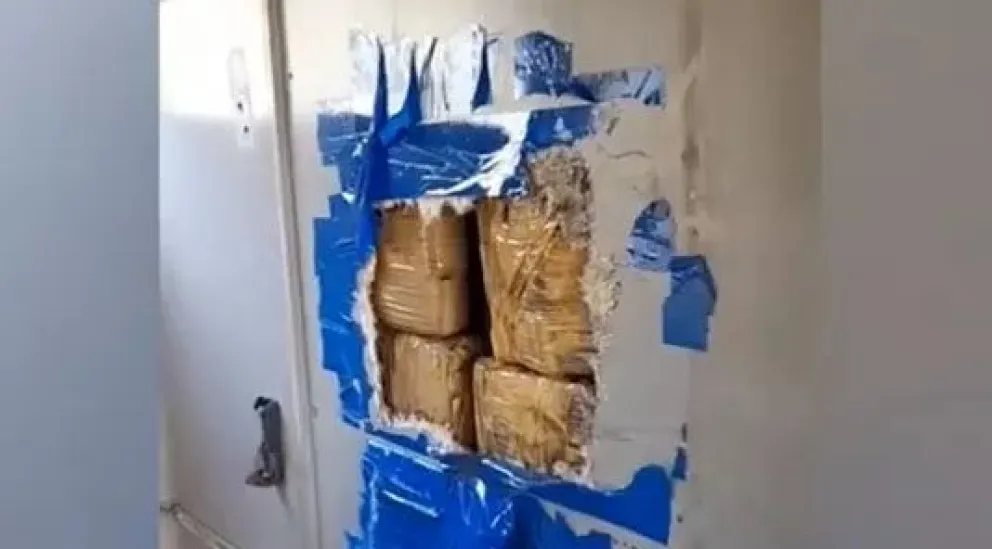 Compró un colectivo viejo y encontró cinco kilos de cocaína
