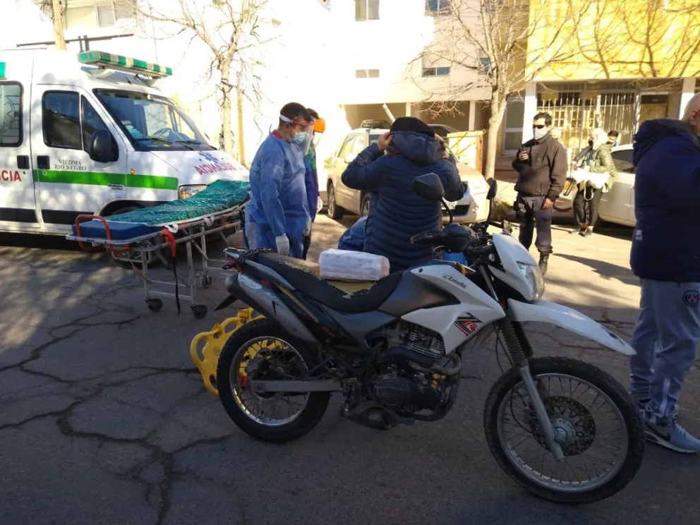 Chocaron en el centro de Viedma y un motociclista terminó en una ambulancia