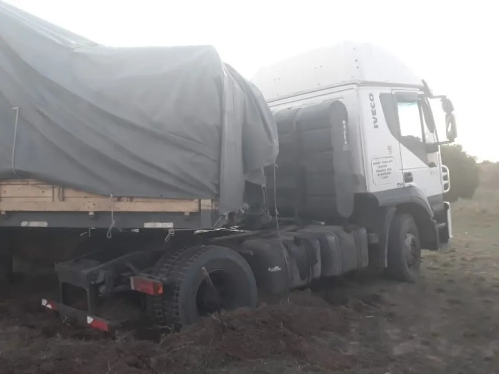 Un camionero dio el mal paso, el vehículo se encajó  e interrumpió el tránsito