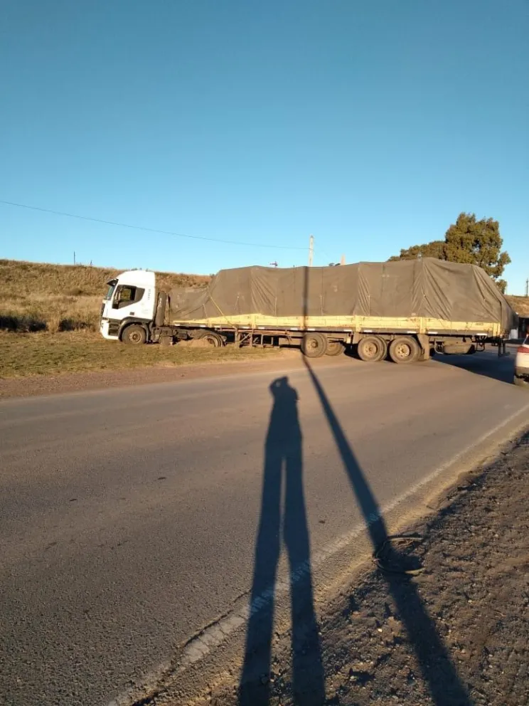 Luego de más de dos horas, finalmente lograron sacar al camión encajado