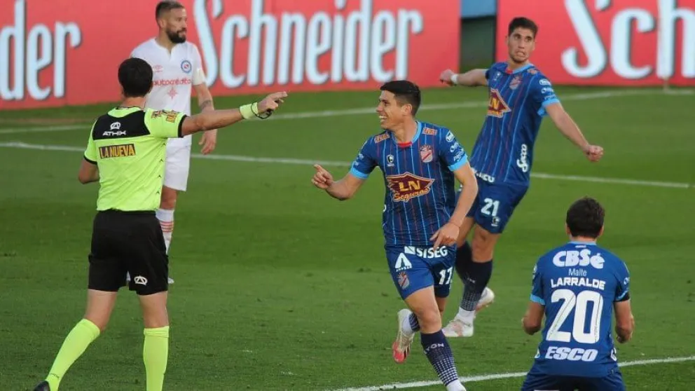 Arsenal consiguió su primer triunfo gracias al gol de un viedmense
