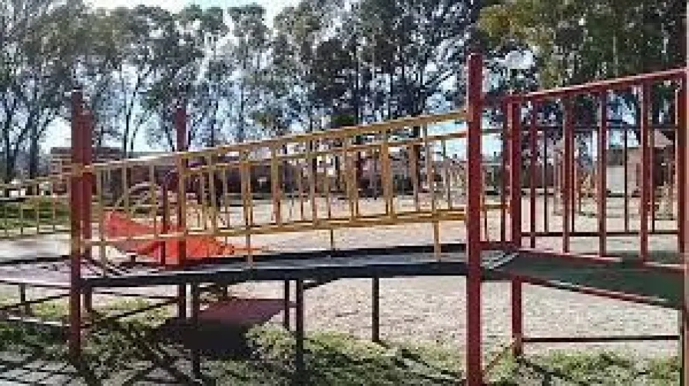 Como los piojos atacan, hay desinfección en la plaza Villarino