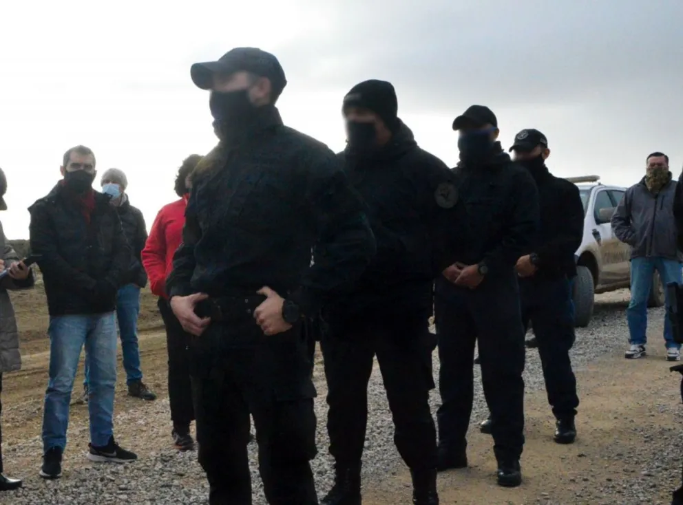 El agente orinado habría sido Mandagaray y los hicieron meter al agua desnudos