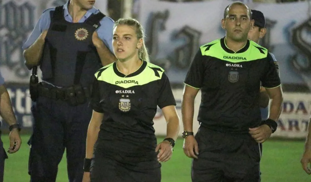 Belén Bevilacqua, la árbitra que se abre camino en el Federal A y sueña con llegar a Primera