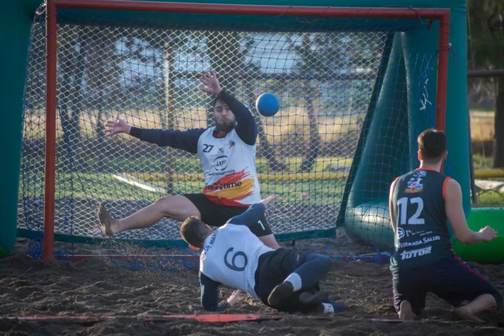 El handball retomó el campeonato y comenzó la liga de beach