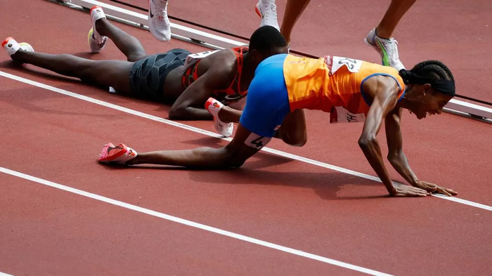 Emocionante: Sifan Hassan se cae, se levanta y gana la carrera