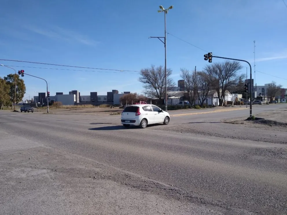 Arreglaron los semáforos en el "Cruce de la Muerte", pero igual pasan en rojo