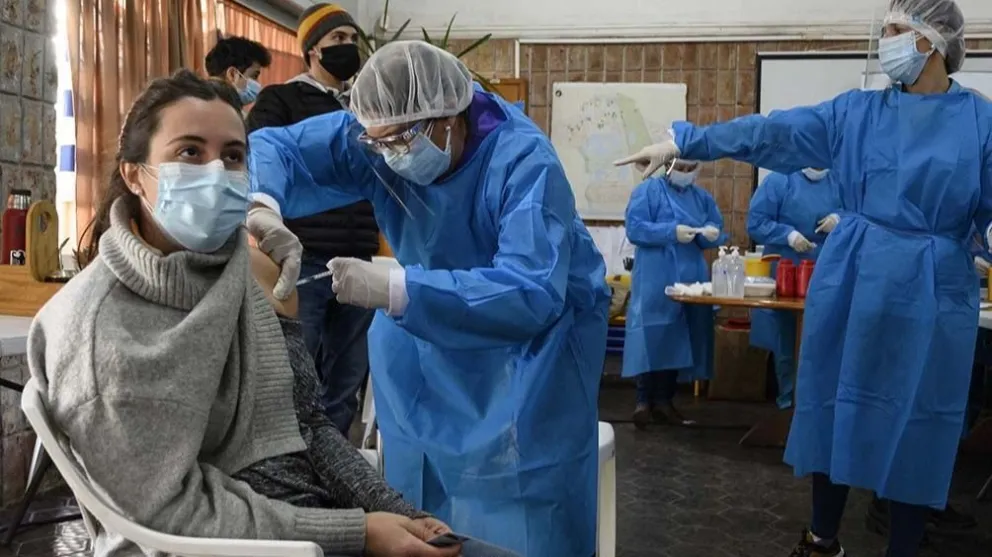 En Uruguay ya inscriben para aplicarse una tercera dosis de vacuna