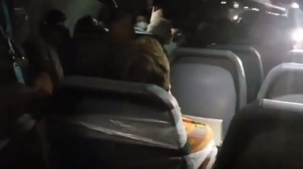 Un hombre alcoholizado acosó a azafatas en un vuelo y terminó atado con cinta