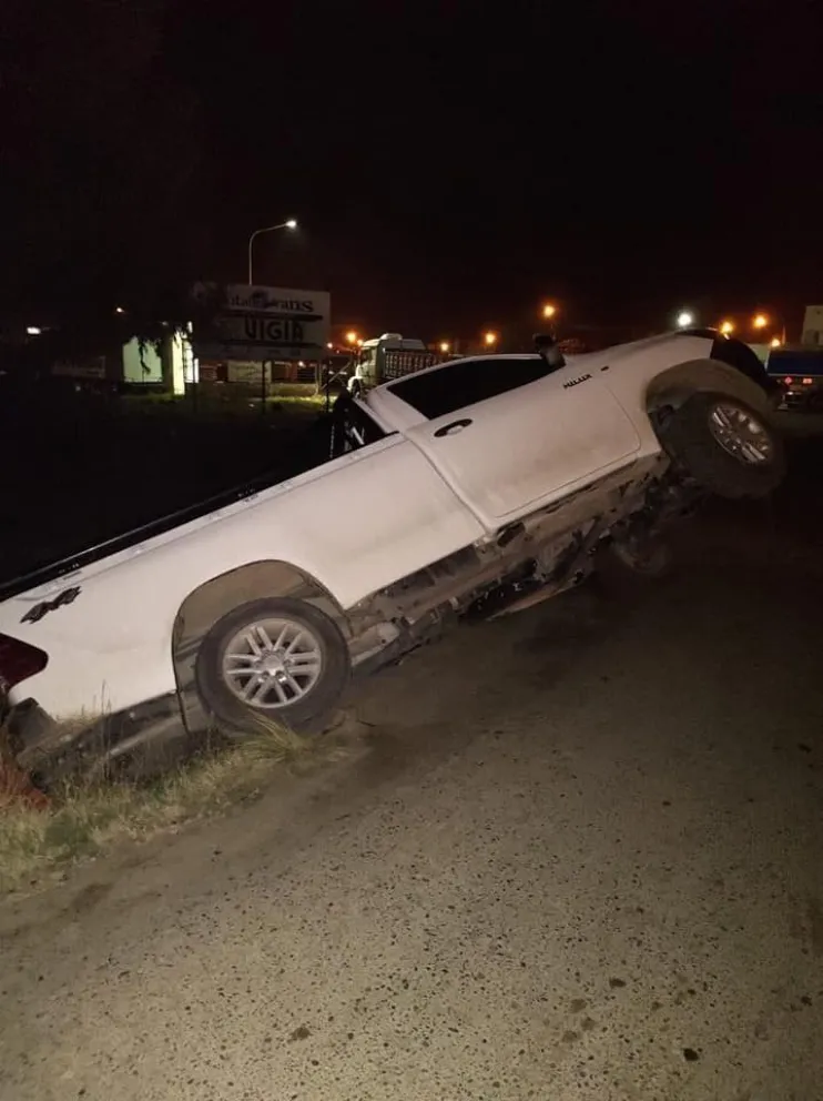 Iba en camioneta, tuvo un error de cálculos y terminó en un zanjón