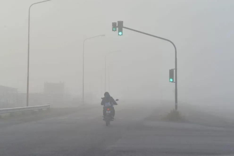 La niebla obligó a los automovilistas a andar con cuatro ojos