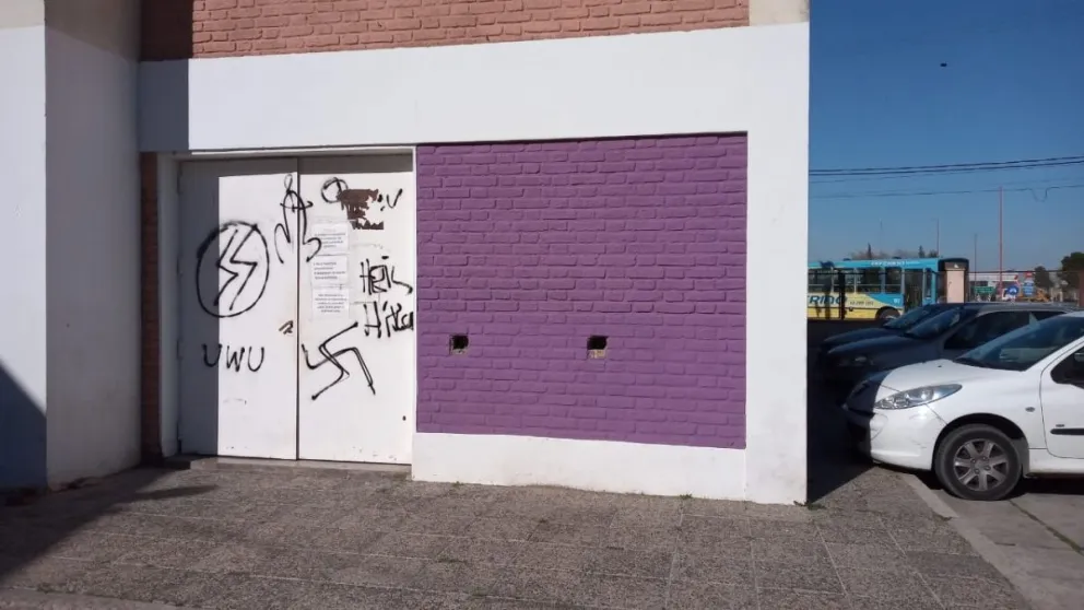 Otra vez las pintadas nazis, ahora en las paredes de un colegio