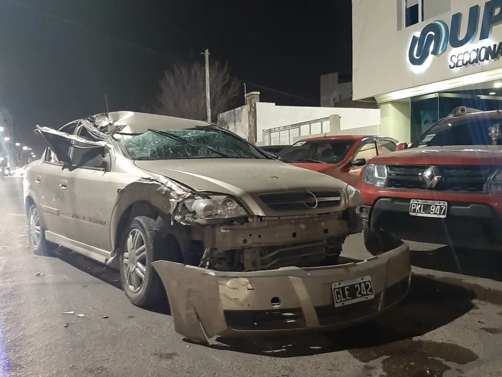 Iba con el celular, no vio un camión y sufrió un brutal choque en el centro de Viedma