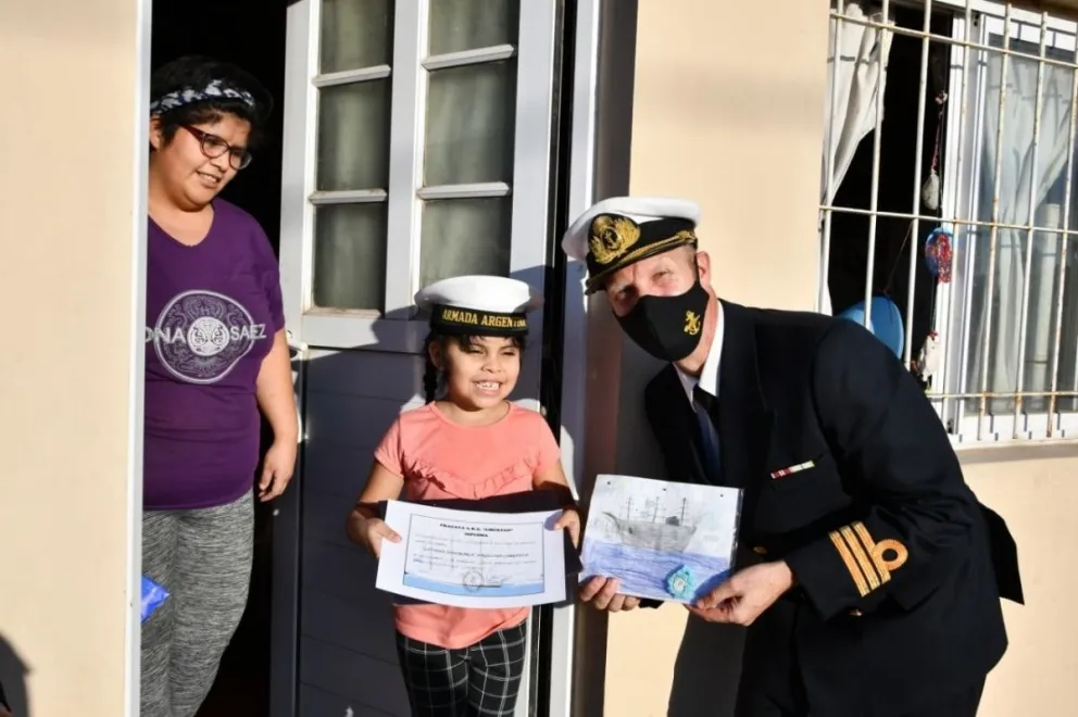 Pequeña maragata fue nombrada “gaviera honoraria” de la Fragata ARA “Libertad"