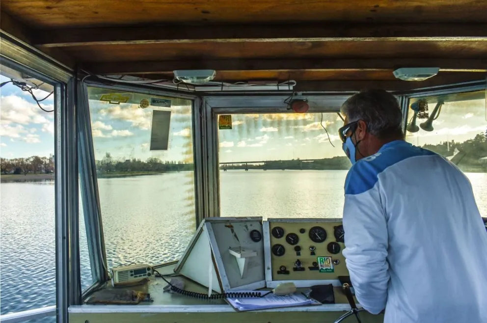El catamarán Currú Leuvú: un recorrido para tocar el río con las manos