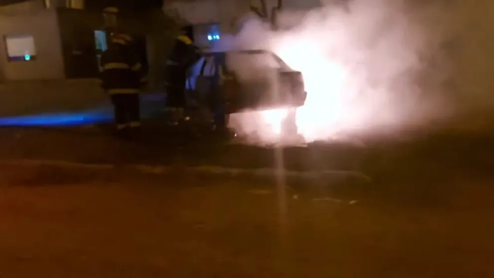 Un auto en llamas alertó a los vecinos de Patagones