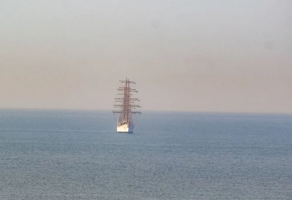 No hay día hábil que valga para mirar la fragata Libertad desde la costa