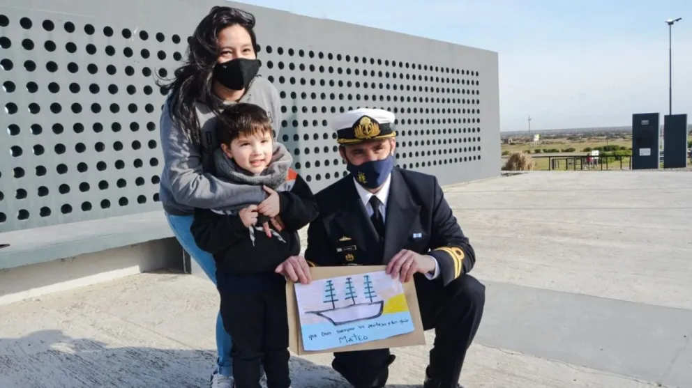 La fragata Libertad despierta el furor por los dibujos entre los chicos