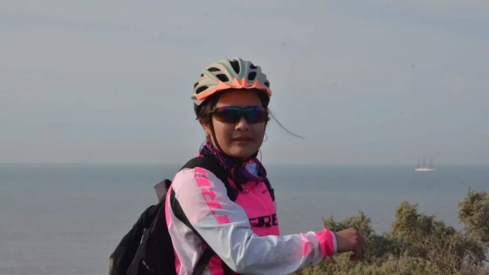 Salió a practicar ciclismo, y se encontró con la fragata Libertad