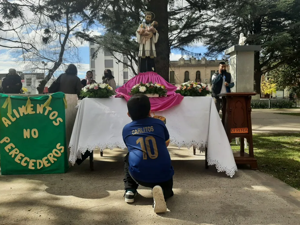 Hasta los más chiquitos veneran a San Cayetano en su día