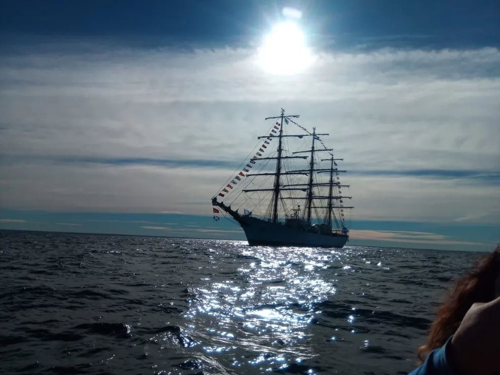 La fragata Libertad, embajadora argentina en los mares, siguió al sur