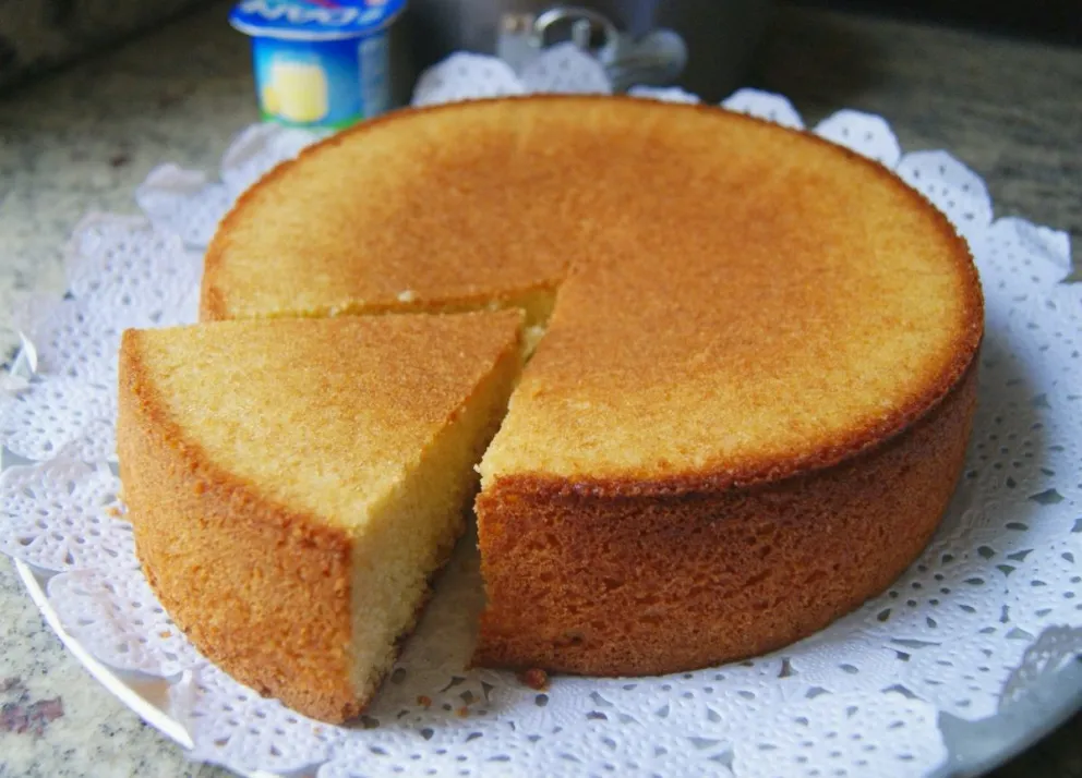 La espectacular receta de bizcochuelo de yogur ¡Sin azúcar ni harinas!
