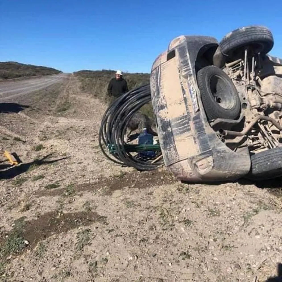 Misteriosa camioneta volcada y abandonada cerca de Bahía Creek