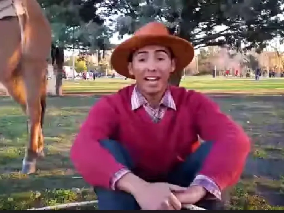 Joven pide pista para pasear a niños a caballo