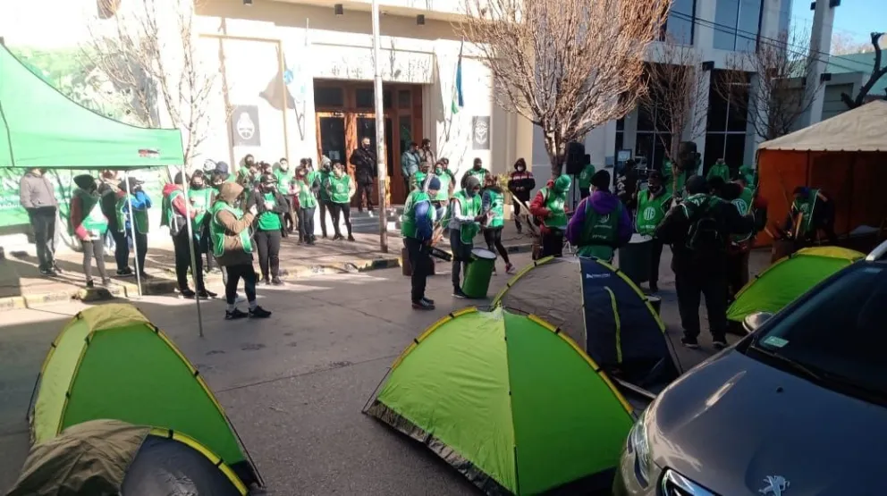 A puro bombos y carpas, ATE se mantiene expectante por el pase de trabajadores