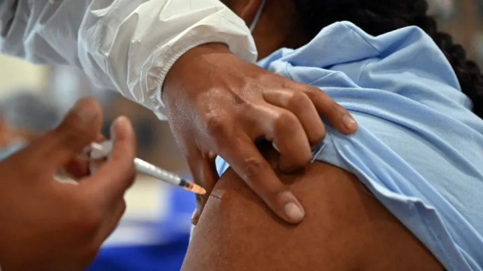 Se iban a dar la vacuna contra el COVID y la enfermera les inyectaba suero