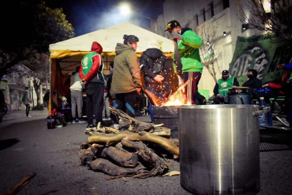 Mucha leña juntó ATE para pasar la noche frente a la Legislatura