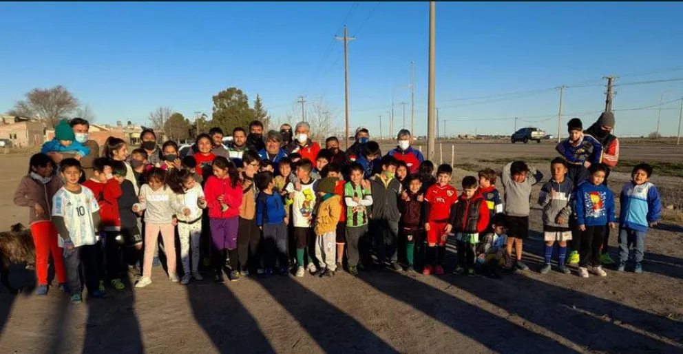 Homenaje en la Liga Barrial Infantil: Una emotiva forma de revelar una sorpresa