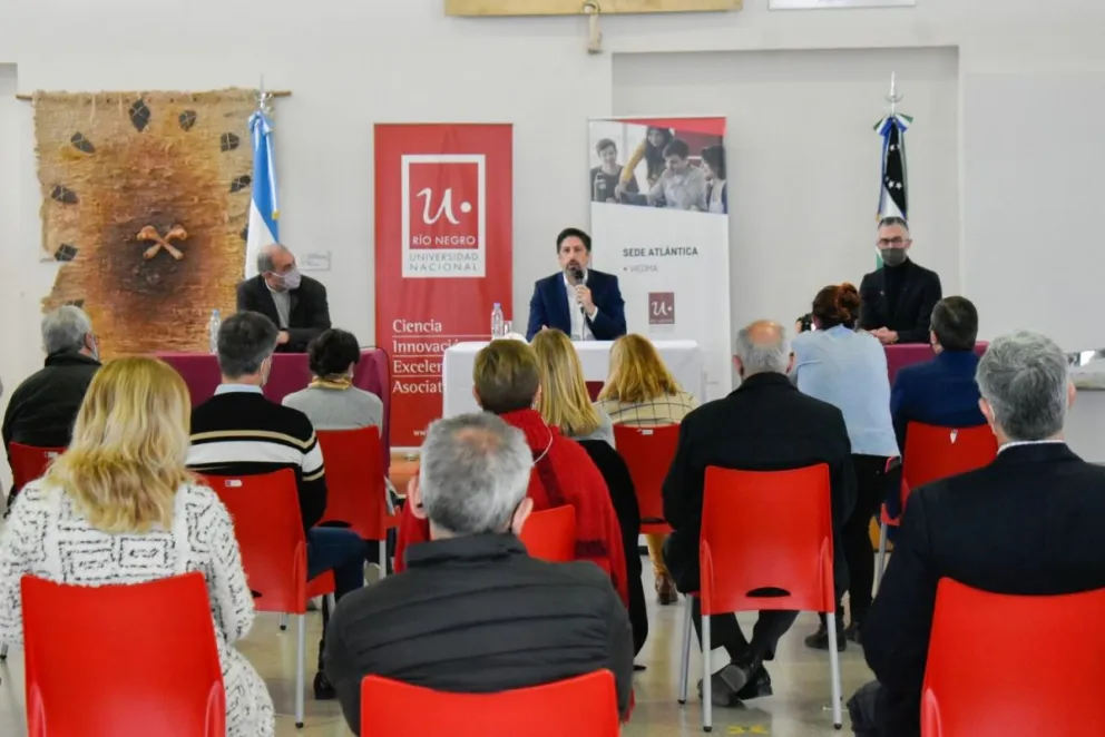Trotta pasó por Viedma y entregó becas a estudiantes universitarios