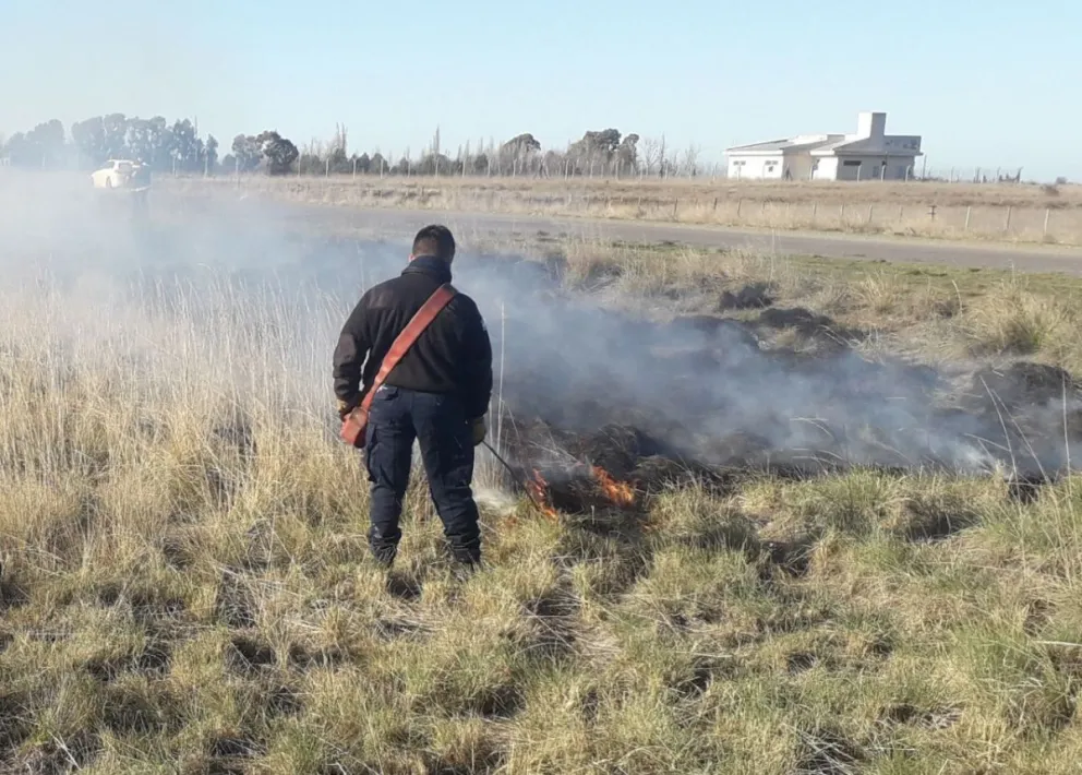 Una postal de lo que se viene: quemas controladas en la banquina de la ex ruta 3